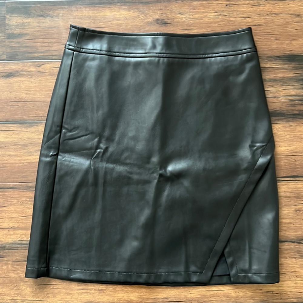 NWT, Loft fake leather skirt size 2